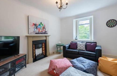 Lundin Links House | 5 bedrooms sleeps 10-12 free wifi & parking garden