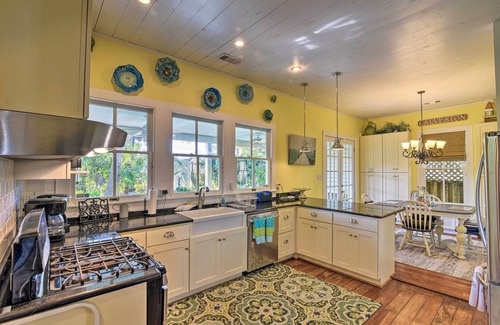 San Jacinto Cottage | 5 Blocks to Beach: Coastal Cottage in Galveston!