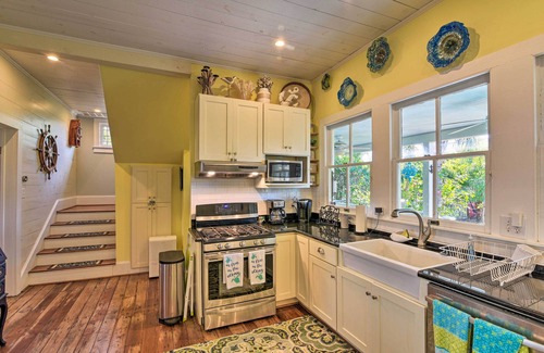 San Jacinto Cottage | 5 Blocks to Beach: Coastal Cottage in Galveston!