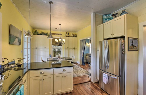 San Jacinto Cottage | 5 Blocks to Beach: Coastal Cottage in Galveston!