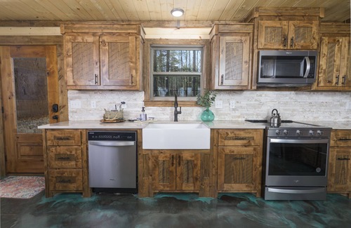 Octavia Cabin | 5 BR Cabin ON THE RIVER with PRIVATE ISLAND access, kayaks included!
