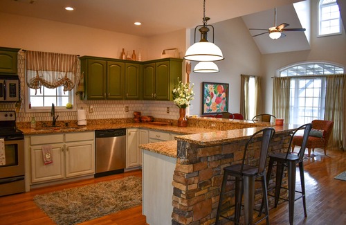 Newell House | 5 BR QUIET Waterfront Spacious Lakehouse on Lake