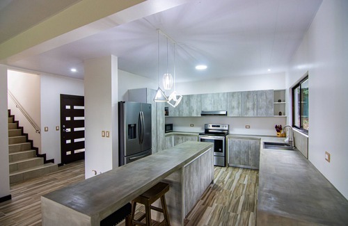 La Fortuna House | 5 BR Rainforest Retreat 5 Minutes from Town!