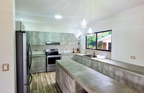 La Fortuna House | 5 BR Rainforest Retreat 5 Minutes from Town!