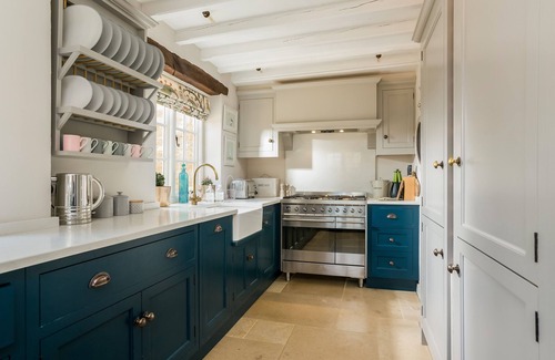 Blockley Cottage | 5* Gorgeous Stone Cottage in an Idyllic Picture Postcard Village. Parking/Garden