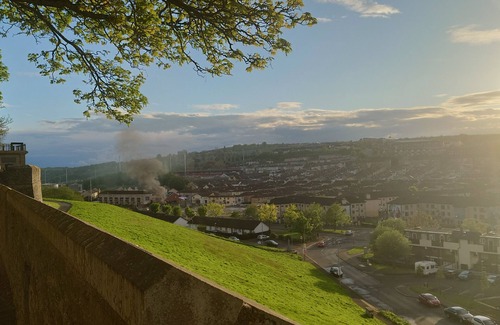 Londonderry House | 5 Guests - Helens House Derry City Centre - 3 Bed