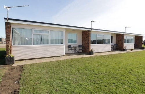 Great Yarmouth House | 5* Light & Airy Chalet 5min walk 2 beach nr BroadsSunbeach Chalets 143 a contemp
