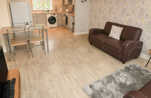 Potter Brompton Cottage | 5 MANOR RISE, pet friendly, character holiday cottage in Sherburn
