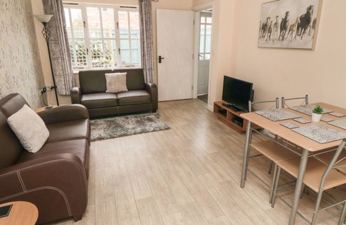Potter Brompton Cottage | 5 MANOR RISE, pet friendly, character holiday cottage in Sherburn