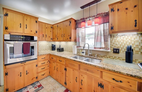 Hampton House | 5 Mi to Dtwn: Pet-Friendly Gem w/Yard in Hampton