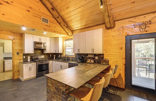 Dripping Springs Cabin | 5 Mi to Dtwn Dripping Springs: Cabin w/Jacuzzi!