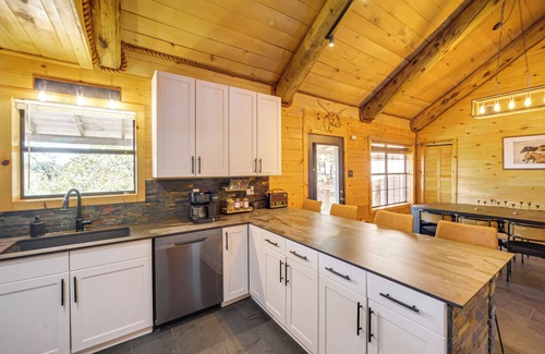 Dripping Springs Cabin | 5 Mi to Dtwn Dripping Springs: Cabin w/Jacuzzi!