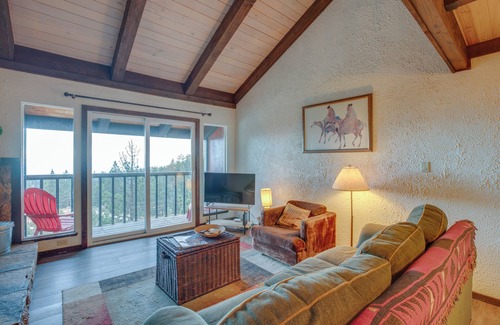 Tahoe Village Apartment | 5 Mi to Lake Tahoe: Stateline Townhome
