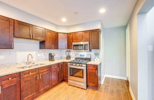 Ashburn Apartment | 5 Mi to Midway: Walkable Chicago Apartment