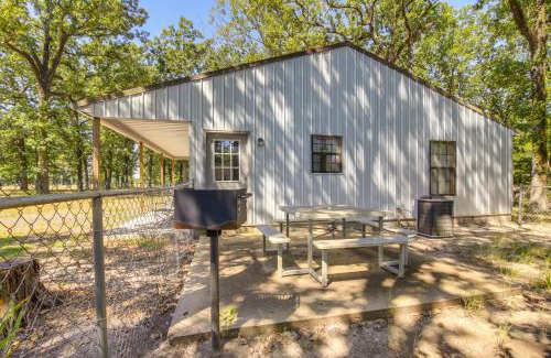 Sardis House | 5 Mi to Sardis Lake Pet-Friendly Cabin Rental