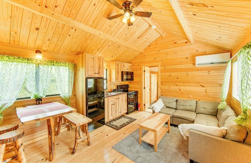 Selinsgrove Cabin | 5 Mi to Susquehanna Boating! Secluded Log Cabin