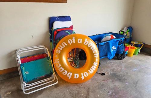 Thomas Drive House | 5 min Cozy Family Beach getaway