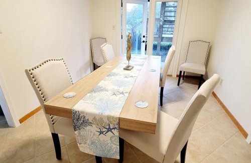 Thomas Drive House | 5 min Cozy Family Beach getaway