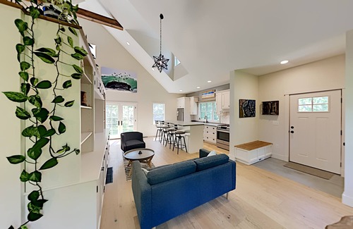 Katama House | 5 Min Drive to Beach/Downtown