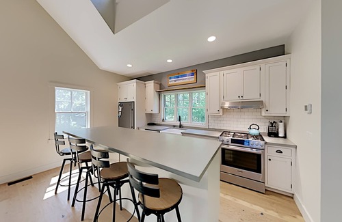 Katama House | 5 Min Drive to Beach/Downtown