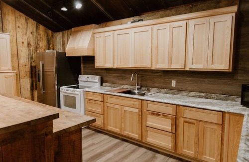 Elliott Cabin | 5 min. from Grenada Lake! 3 bed room/Outside pavilion/Family size/fire pit