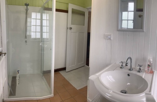 Cairns North Apartment | 5 min from the beach! Close to Cairns Central