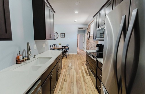 Downtown St. Louis Apartment | 5 min to Arch, Dome, Stadium, 2 BR 2 BA Sleeps 5, Historical exposed Brick Loft