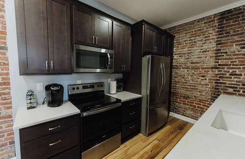 Downtown St. Louis Apartment | 5 min to Arch, Dome, Stadium, 2 BR 2 BA Sleeps 5, Historical exposed Brick Loft