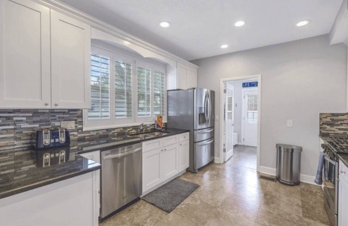 La Vista House | 5 Min to Beach. Large Pool - Mini Golf - FirePit - BBQ. Perfect getaway!