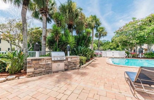 Anona Apartment | 5 min to Beach Renovated 2 Bed 2 Bath appt with Grill and Pool