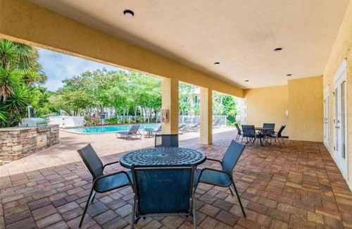 Anona Apartment | 5 min to Beach Renovated 2 Bed 2 Bath appt with Grill and Pool