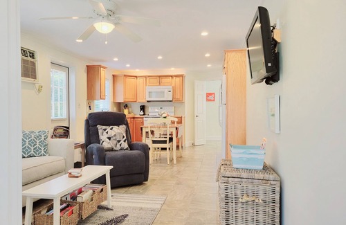 Naples Park House | 5 min to Beaches, Spectacular Sunsets, Shops, Neighborhood Casual & Fine Dining.