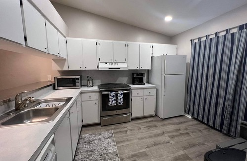 Kings Lake Condo | 5 min to downtown and beachs