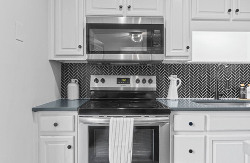 Gainesville Condo | 5 min to Gainesville City square, Washer & Dryer, Reserved Parking, 15+day only