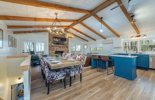 Wolf Laurel House | 5 Min to Hatley Pointe! Après Ski~HotTub~FirePit