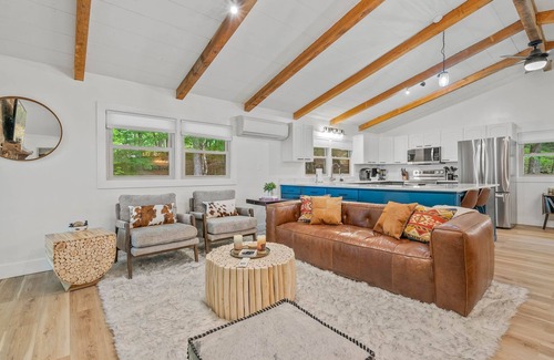 Wolf Laurel House | 5 Min to Hatley Pointe! Après Ski~HotTub~FirePit