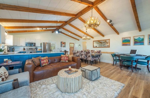 Wolf Laurel House | 5 Min to Hatley Pointe! Après Ski~HotTub~FirePit