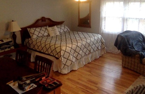 Mammoth Spring House | 5-min Walk to Beautiful Spring River! Cozy, Quiet Newly Remodelled Retreat.