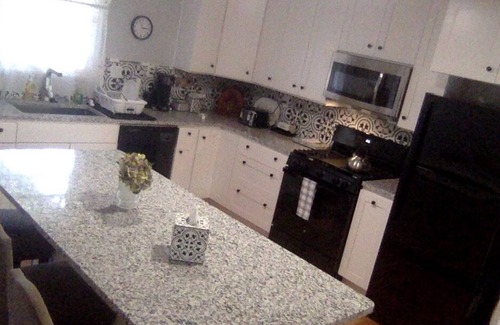 Mammoth Spring House | 5-min Walk to Beautiful Spring River! Cozy, Quiet Newly Remodelled Retreat.