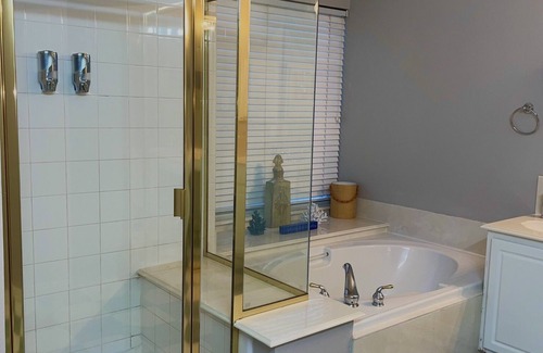 Rockwall House | 5 min walk to Lake, boating, food & local conveniences