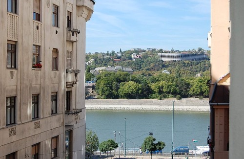 13th District Apartment | 5 min walk to Parliament with Danube river view in a historical palace , AC n
