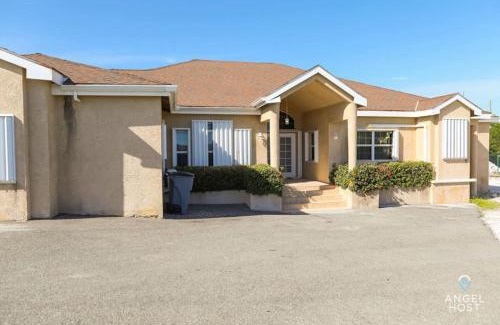 Leeward Settlement House | 5 mins to Beach Pool BBQ Dedicated Workspace