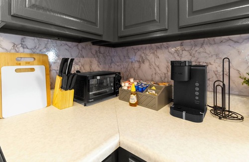 Westfield House | 5 mins to Grand Park, 15 mins to Ruoff, pet-friendly, peaceful environment!