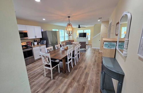 Somerville Cottage | 5 mins to Lake Somerville | Sleeps 7 | Fire Pit