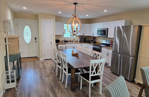 Somerville Cottage | 5 mins to Lake Somerville | Sleeps 7 | Fire Pit