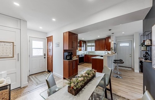 Pickering House | 5 mins to Pubs, beach, waterfront trail and GO station to downtown TO