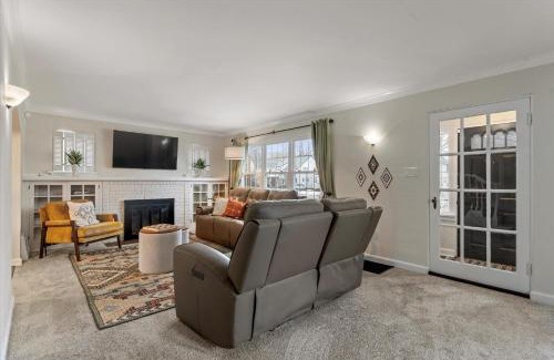South Bend House | 5 Mins to UND - Cozy 4BD with BBQ & Pool Table