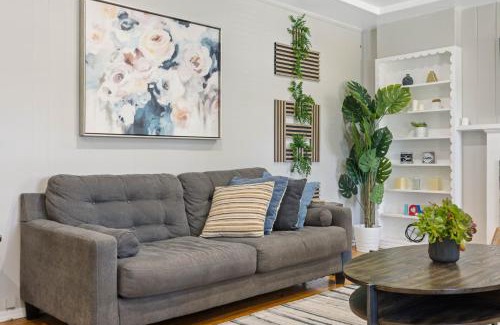 Monrovia House | 5 Mins Walk To Oldtown Monrovia Cozy 4 Br Home