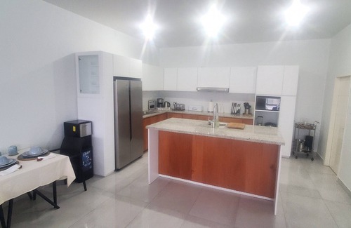 Puerto Baquerizo Moreno Villa | 5 minutes to Playaman Beach! Romantic beach villa with pool/jacuzzi!