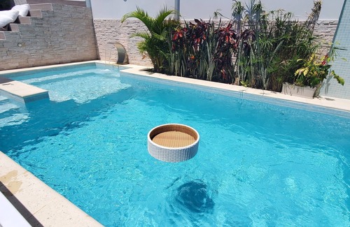Puerto Baquerizo Moreno Villa | 5 minutes to Playaman Beach! Romantic beach villa with pool/jacuzzi!